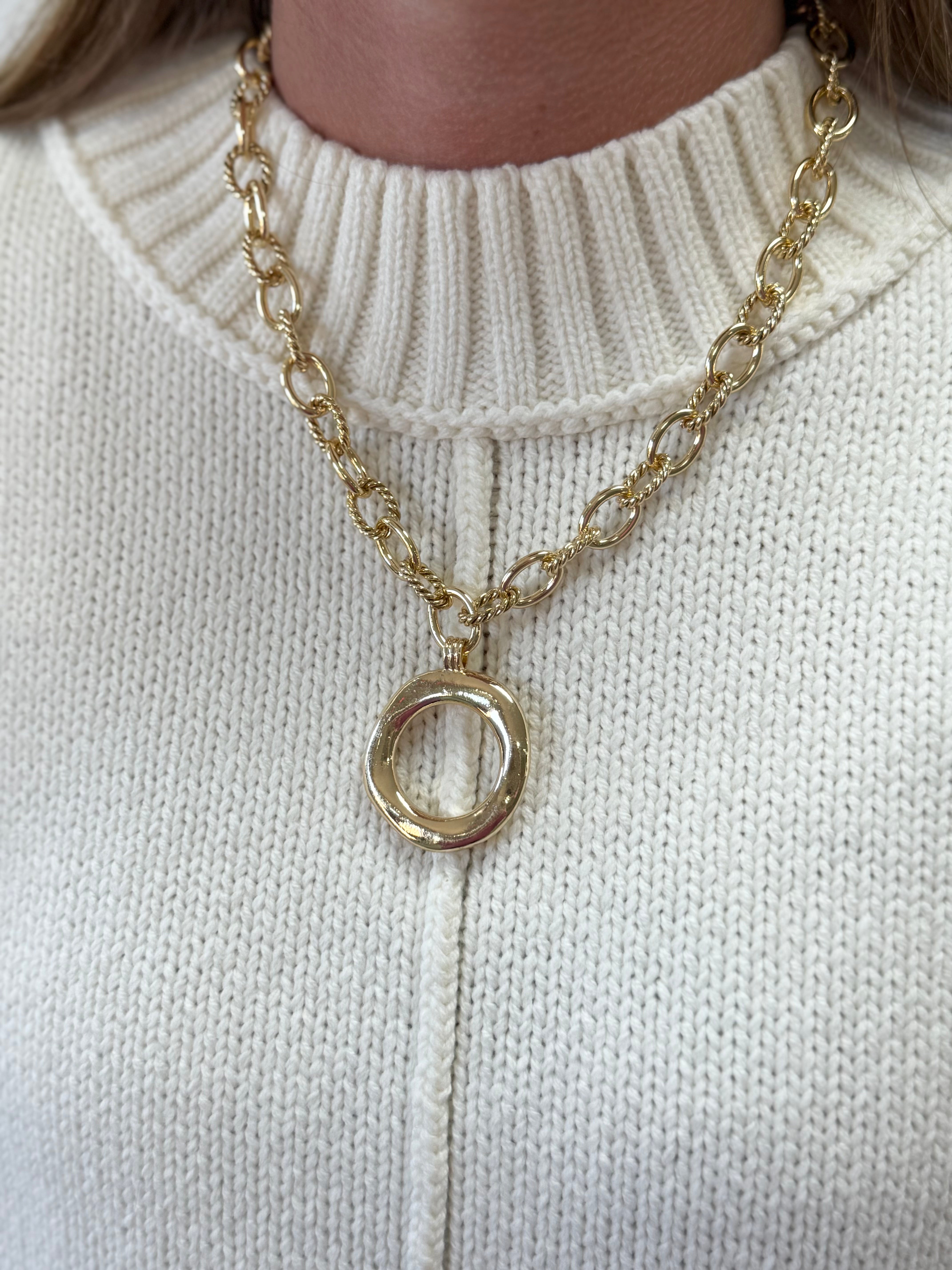 gold-link-chain-necklace-circle-pendant-detail-1.jpg