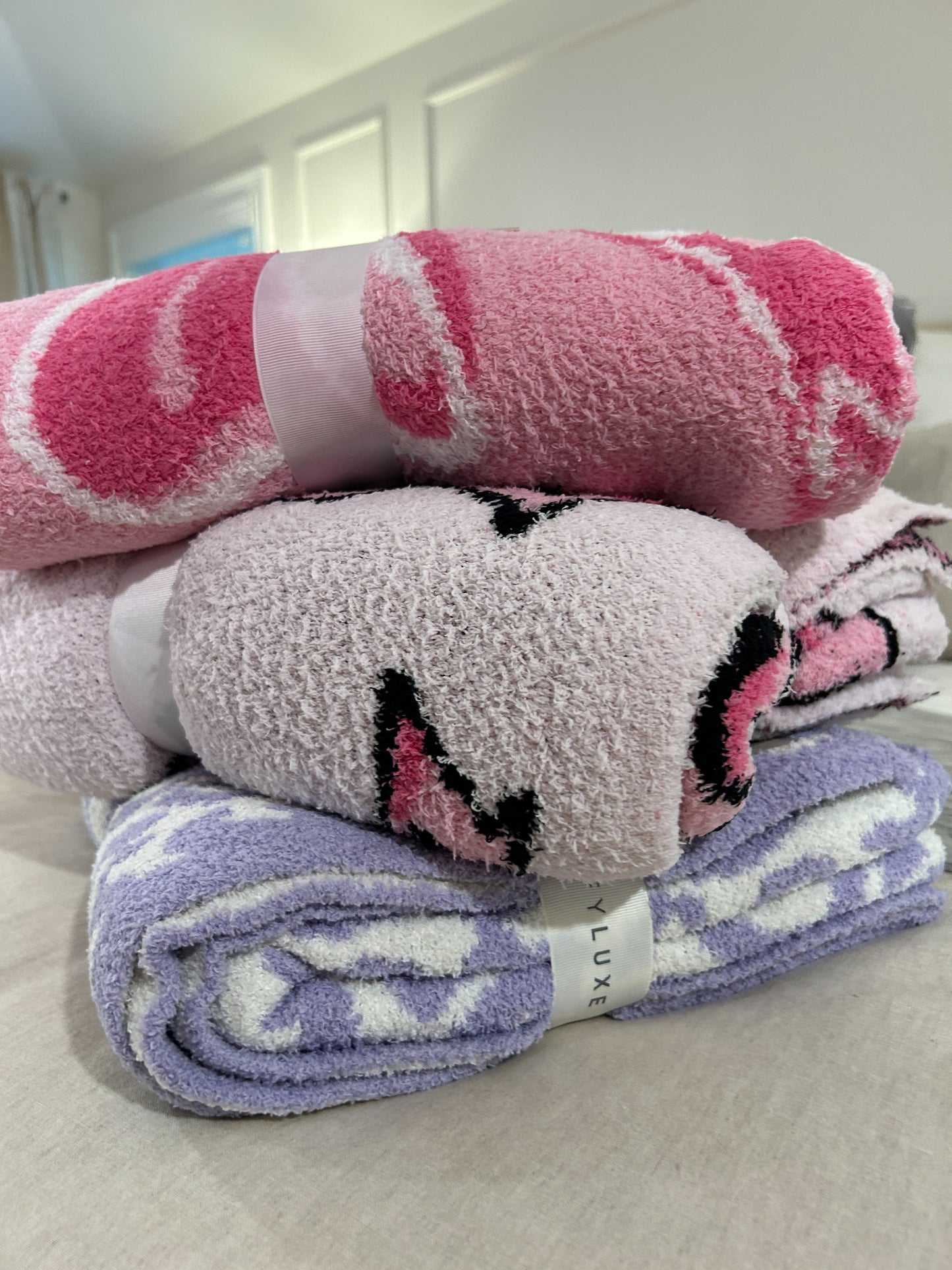 Comfy luxe blanket Pink with Black Bows