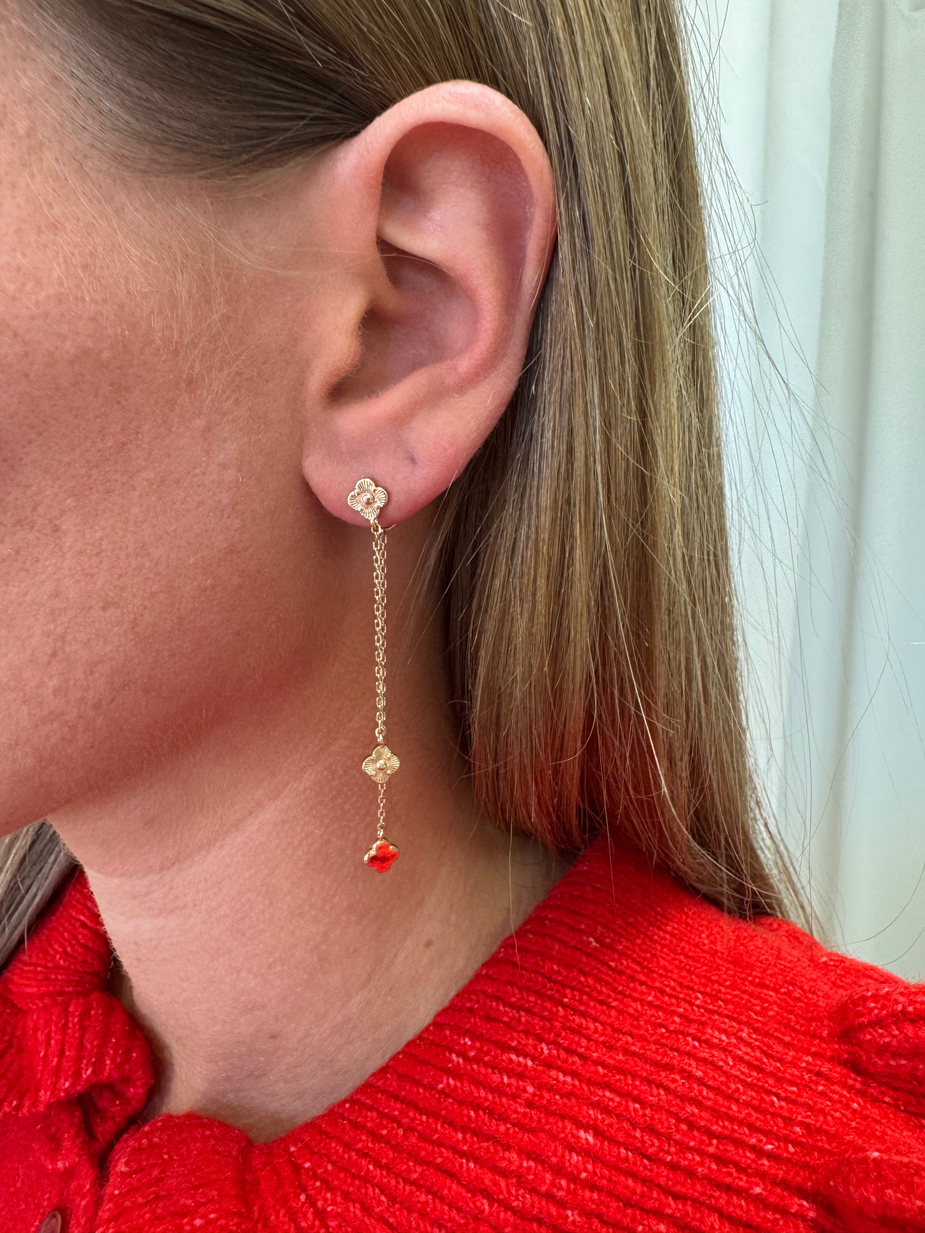 gold-clover-chain-earrings-red-stone-detail-1.jpg